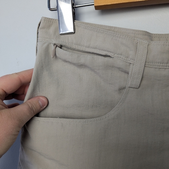 THE NORTH FACE Women short beige color size 10 (made small) 100% Nylon - Picture 3 of 9